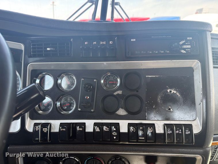 image for item ED5226 2019 Kenworth T800 semi truck