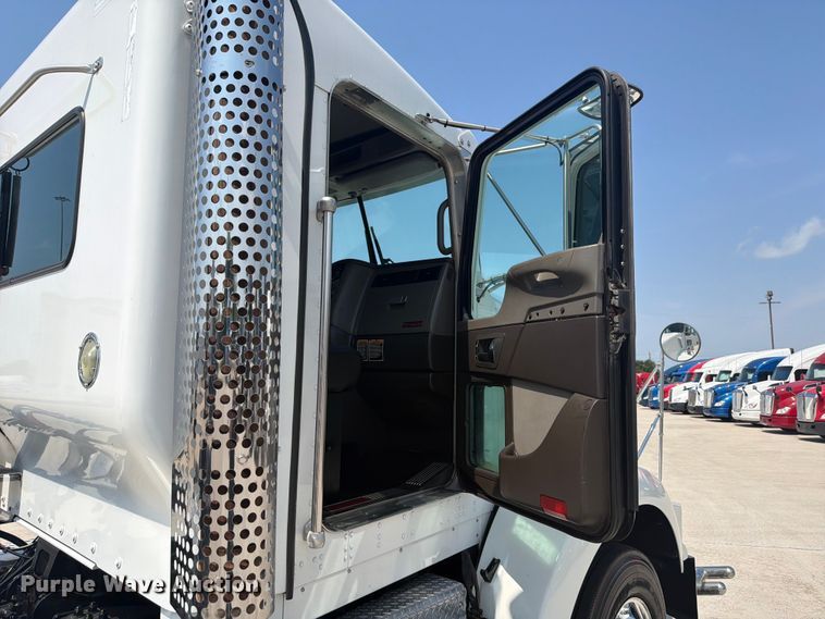 image for item ED5226 2019 Kenworth T800 semi truck
