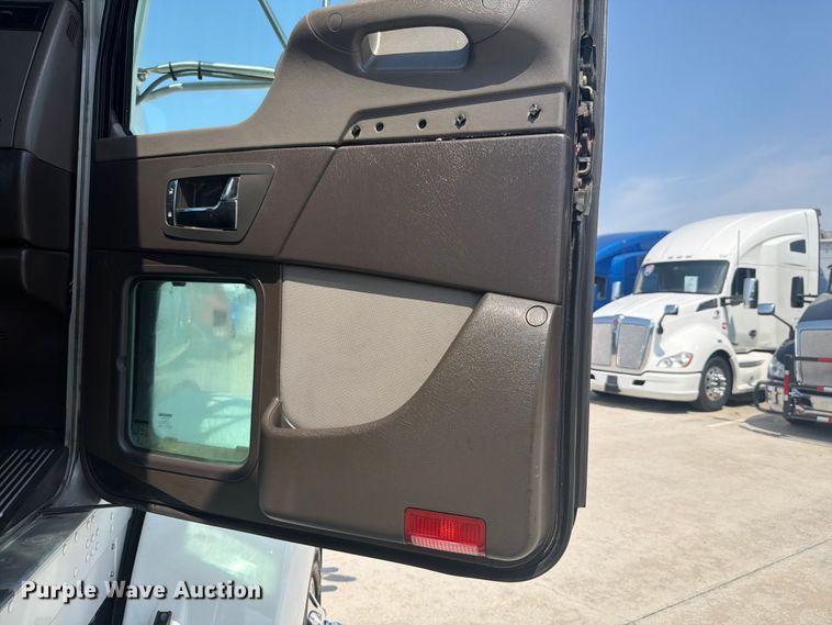image for item ED5226 2019 Kenworth T800 semi truck
