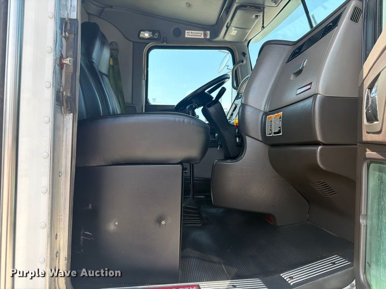 image for item ED5226 2019 Kenworth T800 semi truck