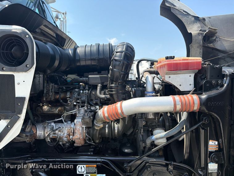 image for item ED5226 2019 Kenworth T800 semi truck