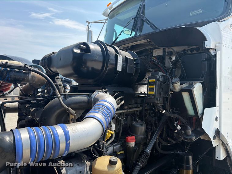 image for item ED5226 2019 Kenworth T800 semi truck