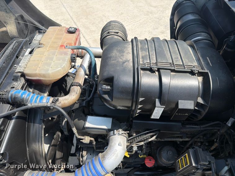 image for item ED5226 2019 Kenworth T800 semi truck