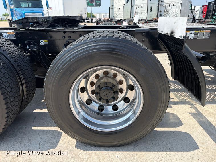 image for item ED5226 2019 Kenworth T800 semi truck