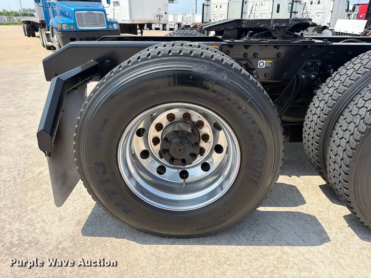 image for item ED5226 2019 Kenworth T800 semi truck