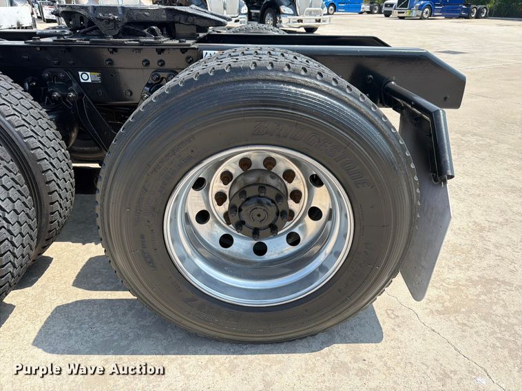 image for item ED5226 2019 Kenworth T800 semi truck