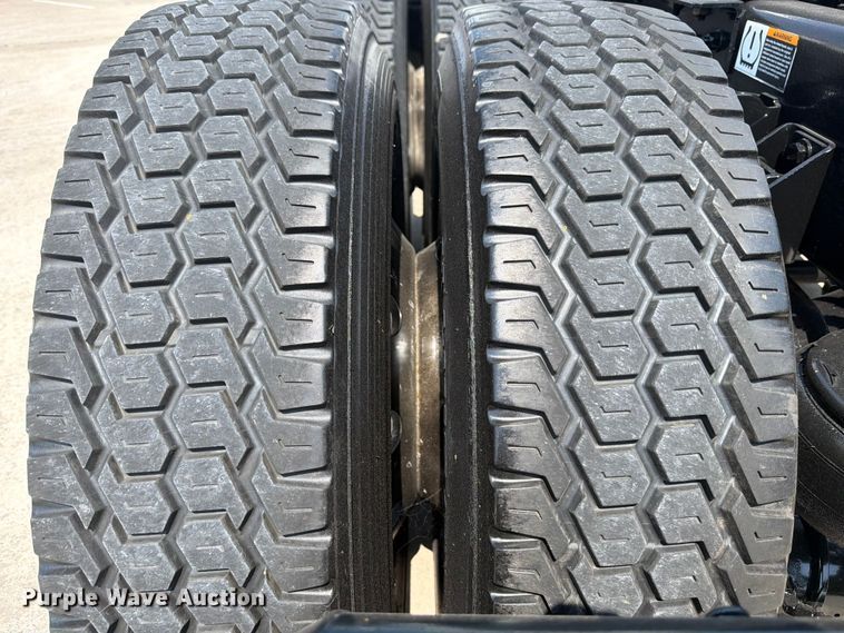 image for item ED5226 2019 Kenworth T800 semi truck
