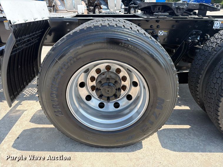 image for item ED5226 2019 Kenworth T800 semi truck
