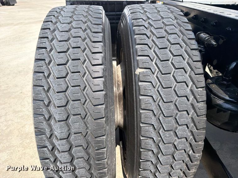 image for item ED5226 2019 Kenworth T800 semi truck