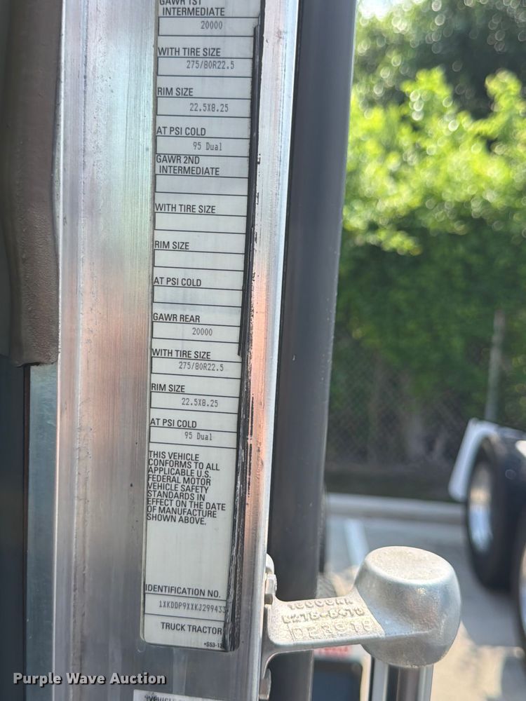 image for item ED5226 2019 Kenworth T800 semi truck