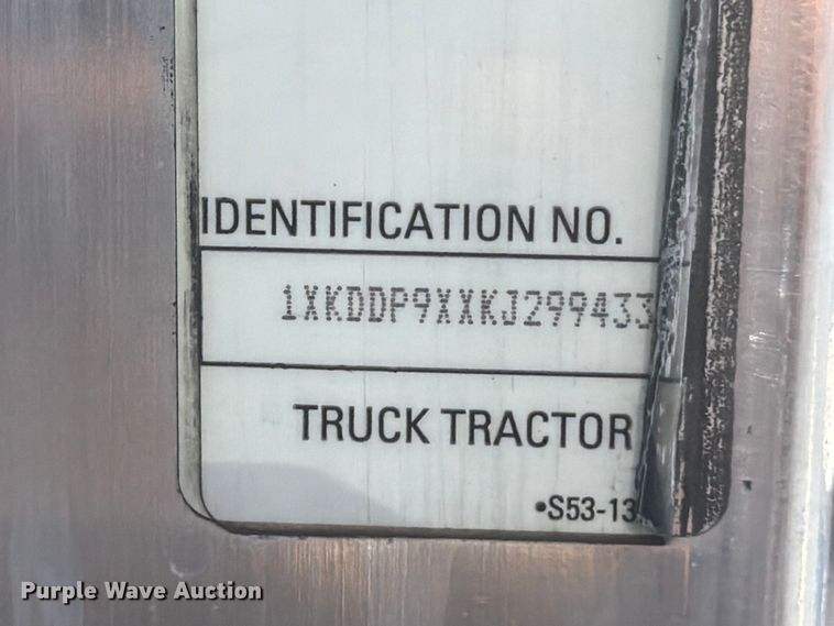 image for item ED5226 2019 Kenworth T800 semi truck