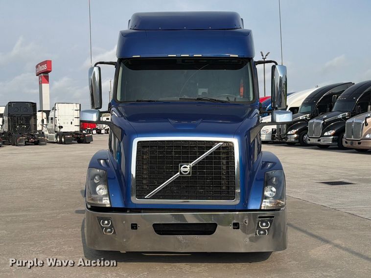 image for item ED5228 2015 Volvo VNL 740 semi truck