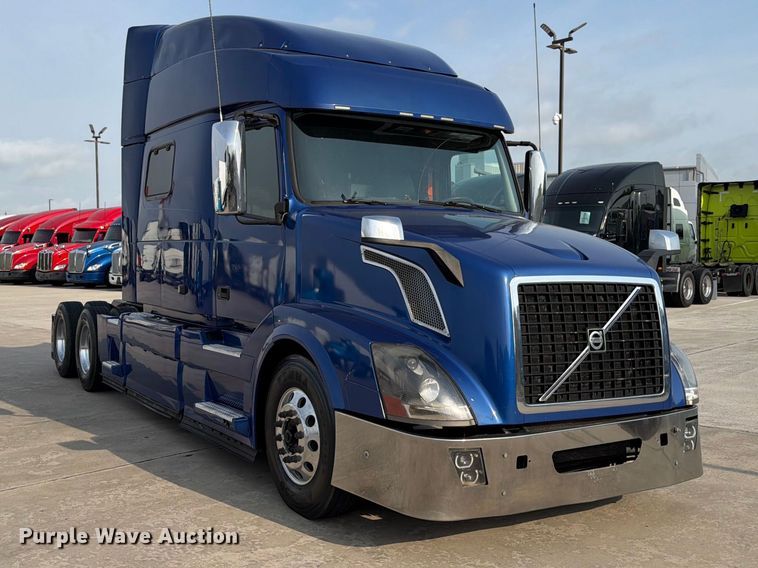 image for item ED5228 2015 Volvo VNL 740 semi truck