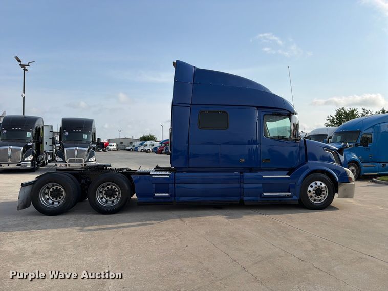 image for item ED5228 2015 Volvo VNL 740 semi truck