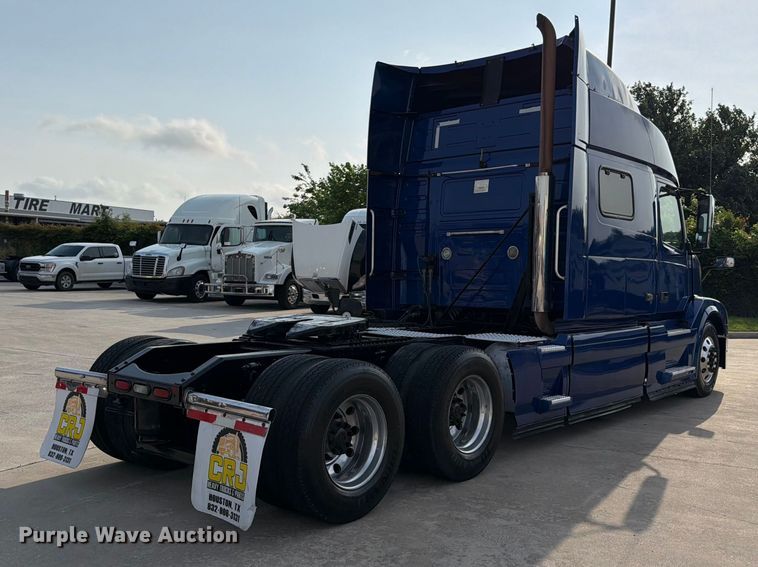 image for item ED5228 2015 Volvo VNL 740 semi truck