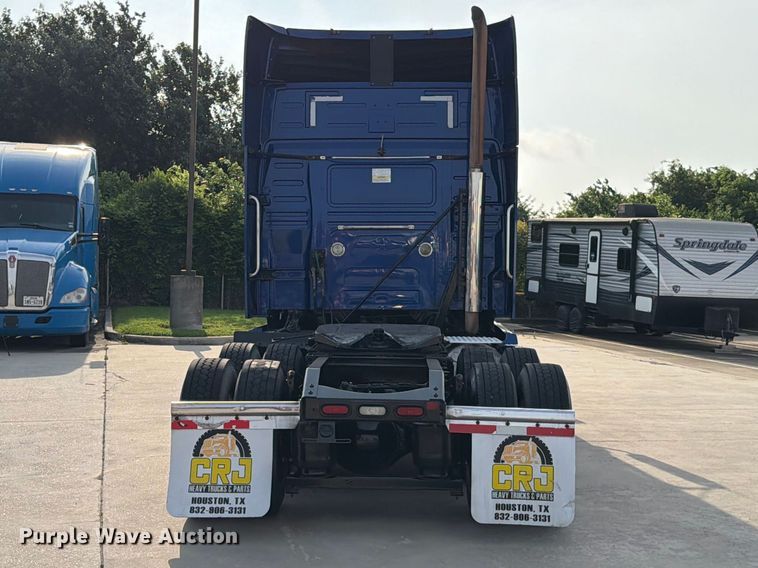 image for item ED5228 2015 Volvo VNL 740 semi truck