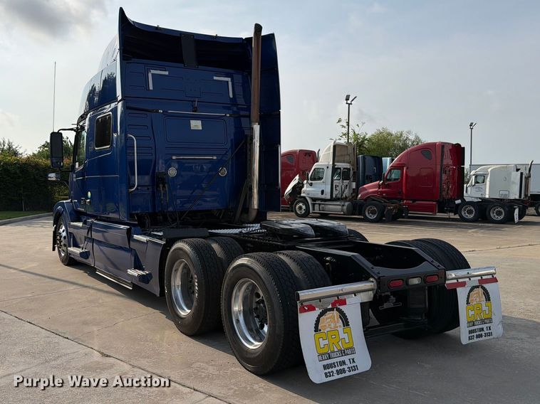 image for item ED5228 2015 Volvo VNL 740 semi truck