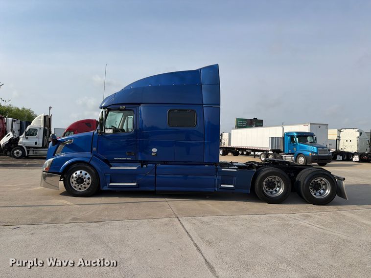 image for item ED5228 2015 Volvo VNL 740 semi truck
