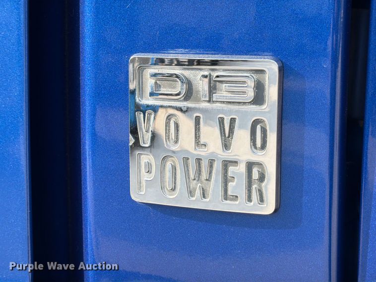 image for item ED5228 2015 Volvo VNL 740 semi truck