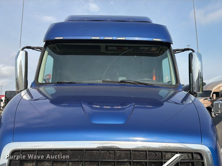 image for item ED5228 2015 Volvo VNL 740 semi truck