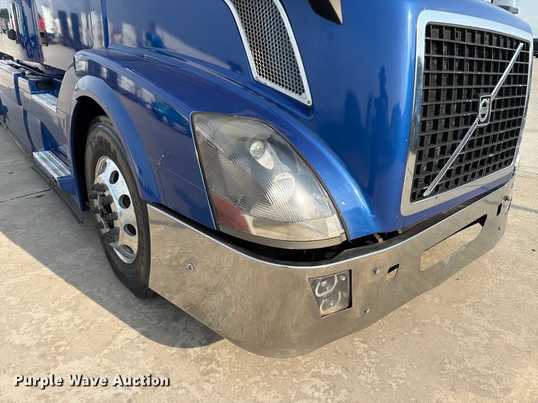 image for item ED5228 2015 Volvo VNL 740 semi truck