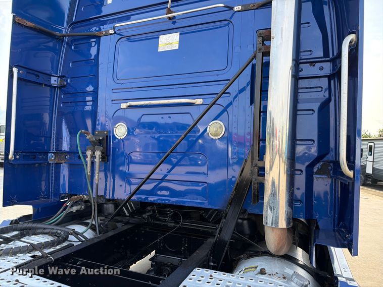 image for item ED5228 2015 Volvo VNL 740 semi truck