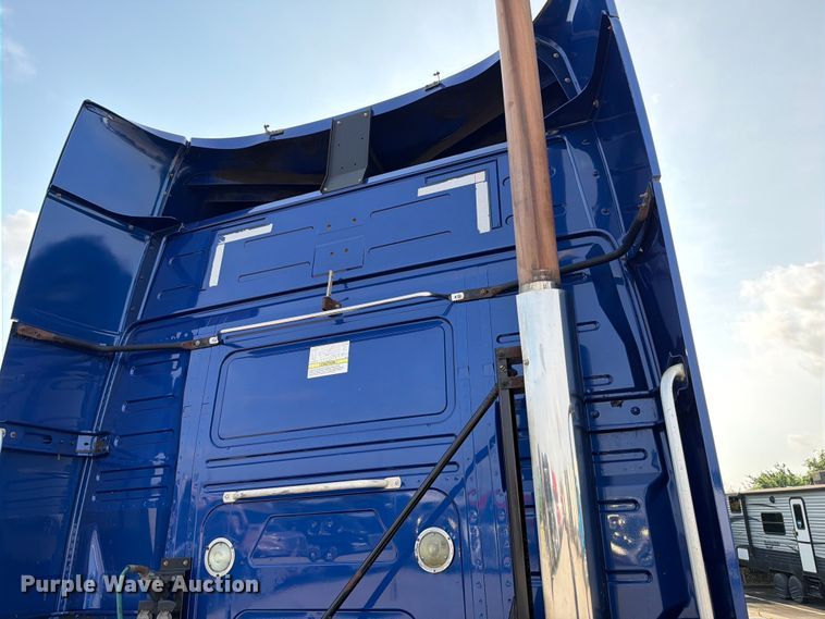 image for item ED5228 2015 Volvo VNL 740 semi truck
