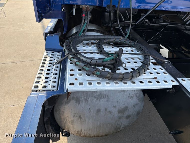 image for item ED5228 2015 Volvo VNL 740 semi truck