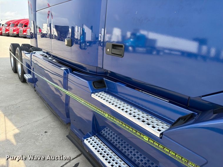 image for item ED5228 2015 Volvo VNL 740 semi truck
