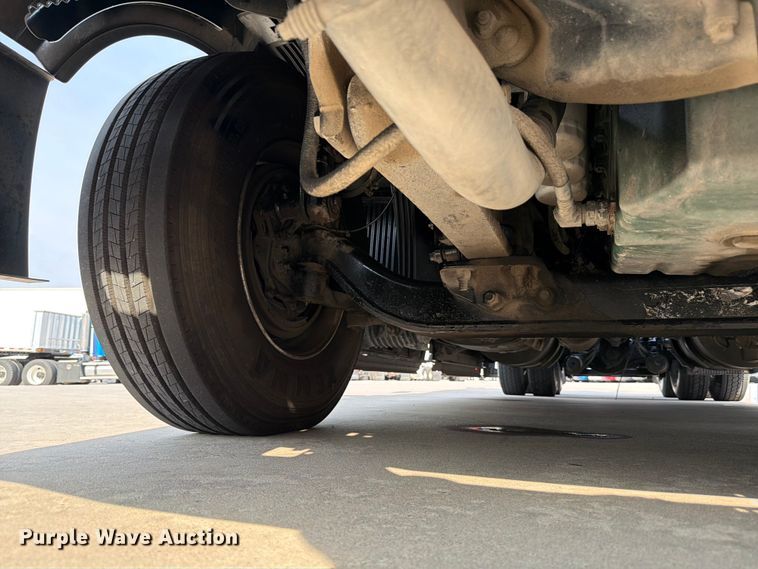 image for item ED5228 2015 Volvo VNL 740 semi truck