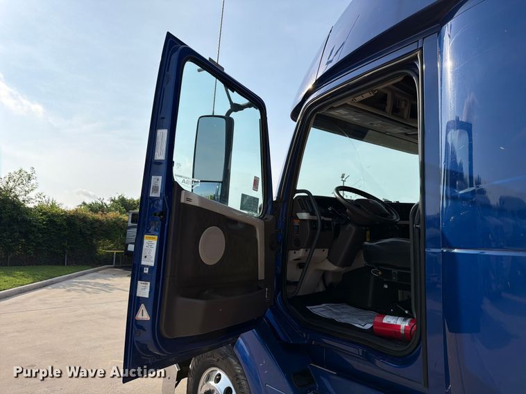 image for item ED5228 2015 Volvo VNL 740 semi truck