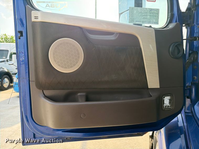 image for item ED5228 2015 Volvo VNL 740 semi truck