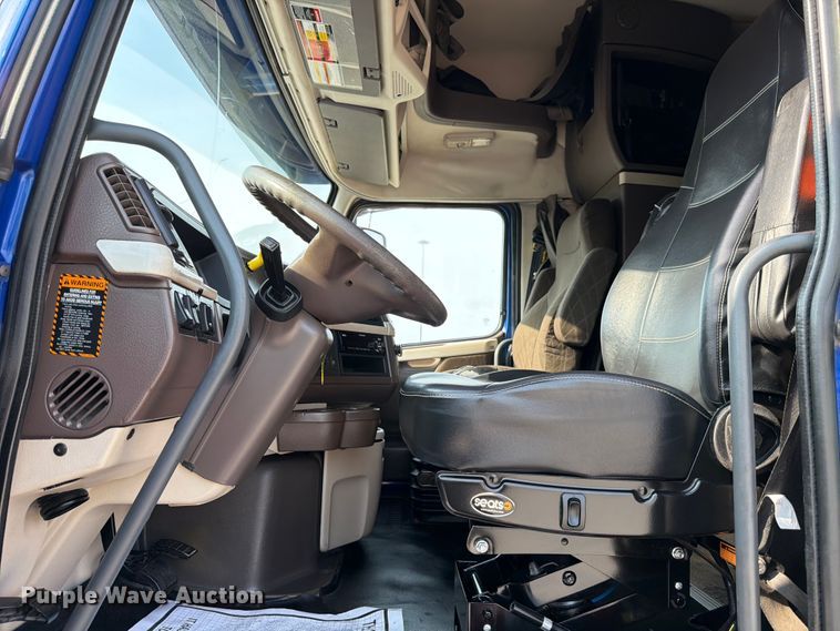 image for item ED5228 2015 Volvo VNL 740 semi truck