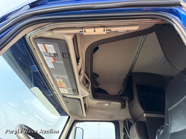 image for item ED5228 2015 Volvo VNL 740 semi truck
