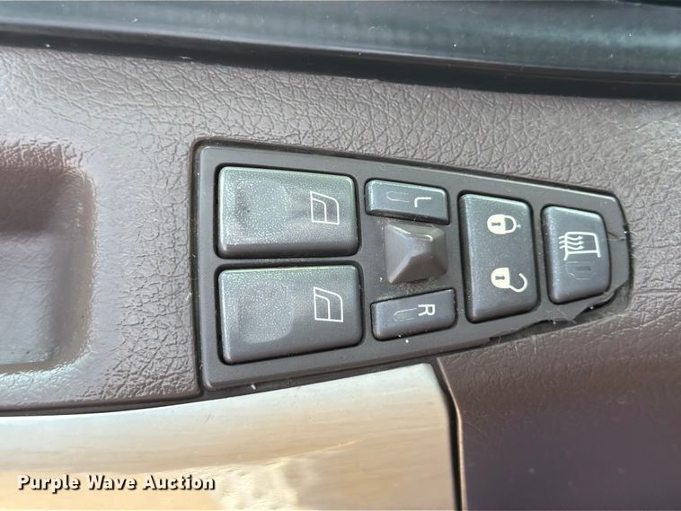 image for item ED5228 2015 Volvo VNL 740 semi truck