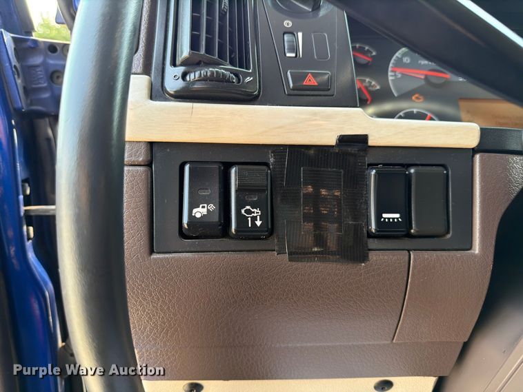 image for item ED5228 2015 Volvo VNL 740 semi truck