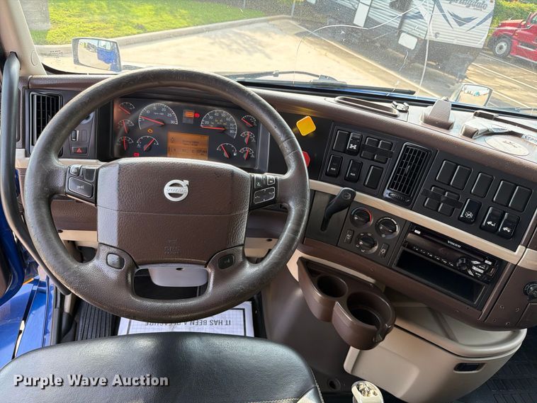 image for item ED5228 2015 Volvo VNL 740 semi truck