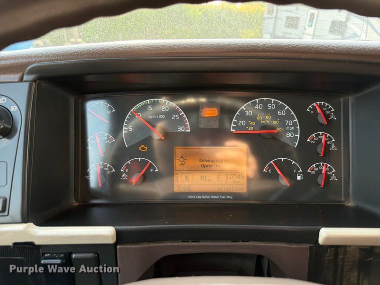 image for item ED5228 2015 Volvo VNL 740 semi truck