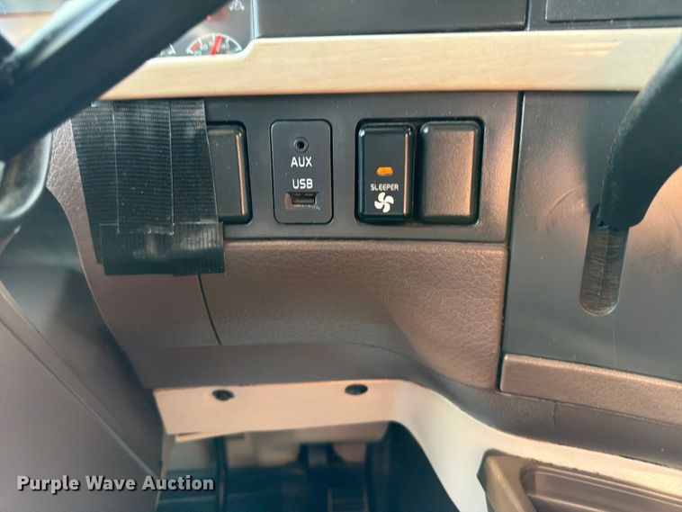 image for item ED5228 2015 Volvo VNL 740 semi truck