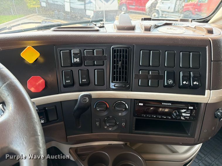 image for item ED5228 2015 Volvo VNL 740 semi truck