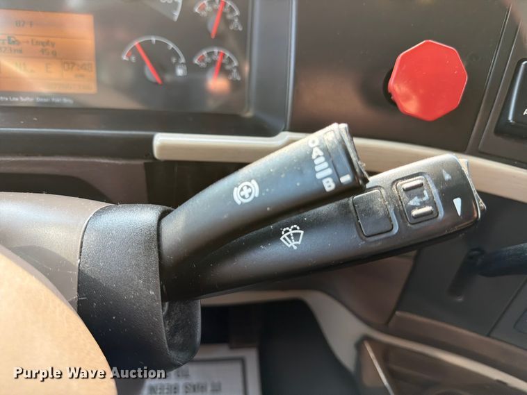 image for item ED5228 2015 Volvo VNL 740 semi truck