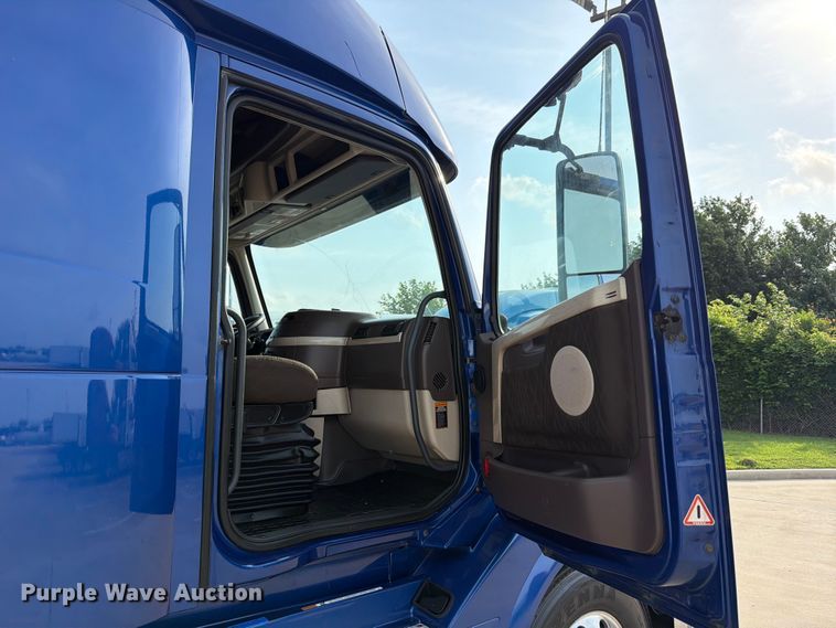 image for item ED5228 2015 Volvo VNL 740 semi truck
