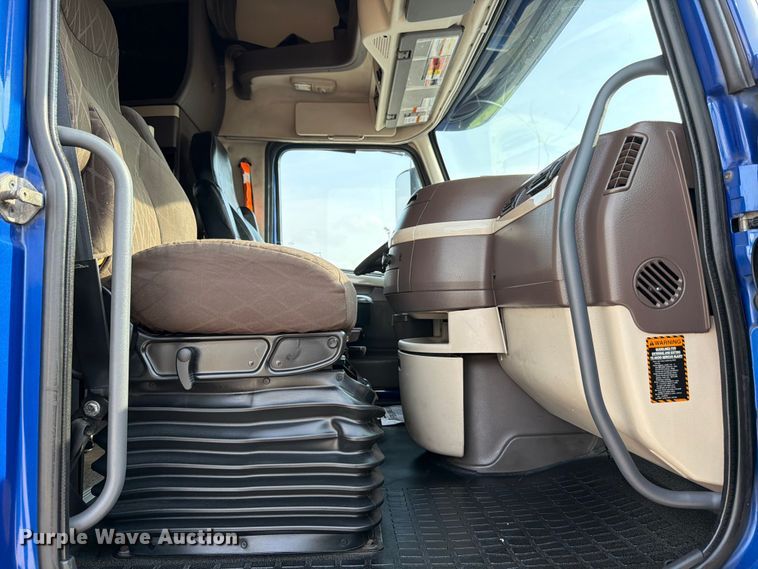 image for item ED5228 2015 Volvo VNL 740 semi truck
