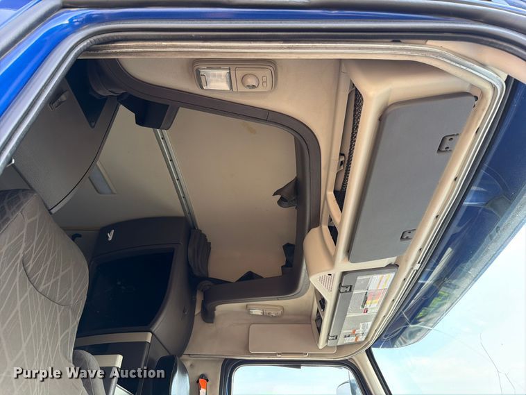 image for item ED5228 2015 Volvo VNL 740 semi truck