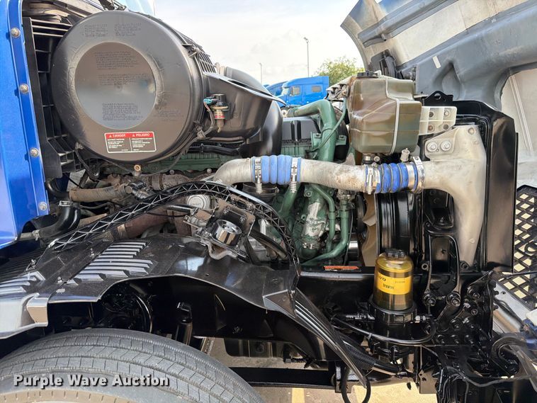 image for item ED5228 2015 Volvo VNL 740 semi truck