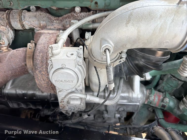 image for item ED5228 2015 Volvo VNL 740 semi truck
