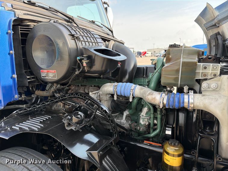 image for item ED5228 2015 Volvo VNL 740 semi truck