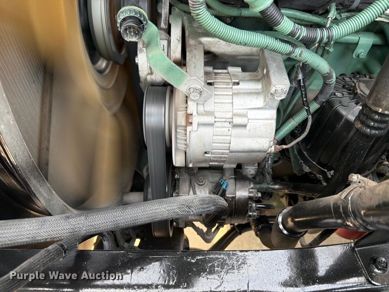 image for item ED5228 2015 Volvo VNL 740 semi truck