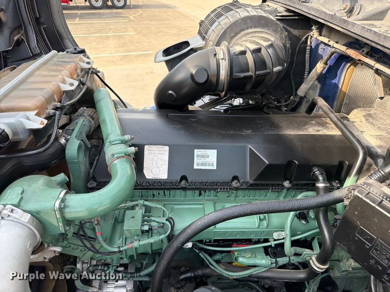 image for item ED5228 2015 Volvo VNL 740 semi truck