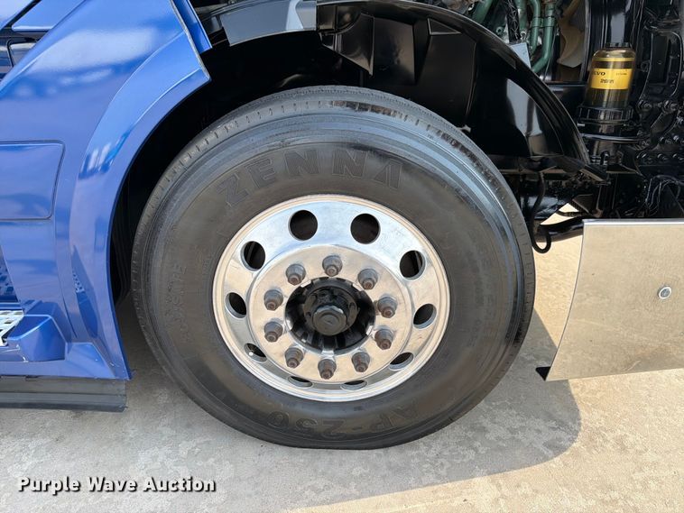 image for item ED5228 2015 Volvo VNL 740 semi truck